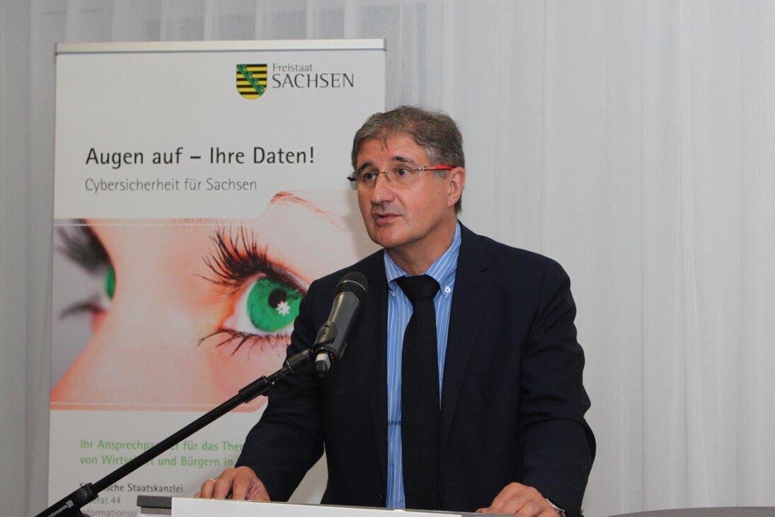 Das Bild zeigt den Amtschef der Sächsischen Staatskanzlei und CIO des Freistaates Sachsen, Thomas Popp bei seiner Eröffnungsrede zum zweiten IT-Sicherheistag Sachsen.
