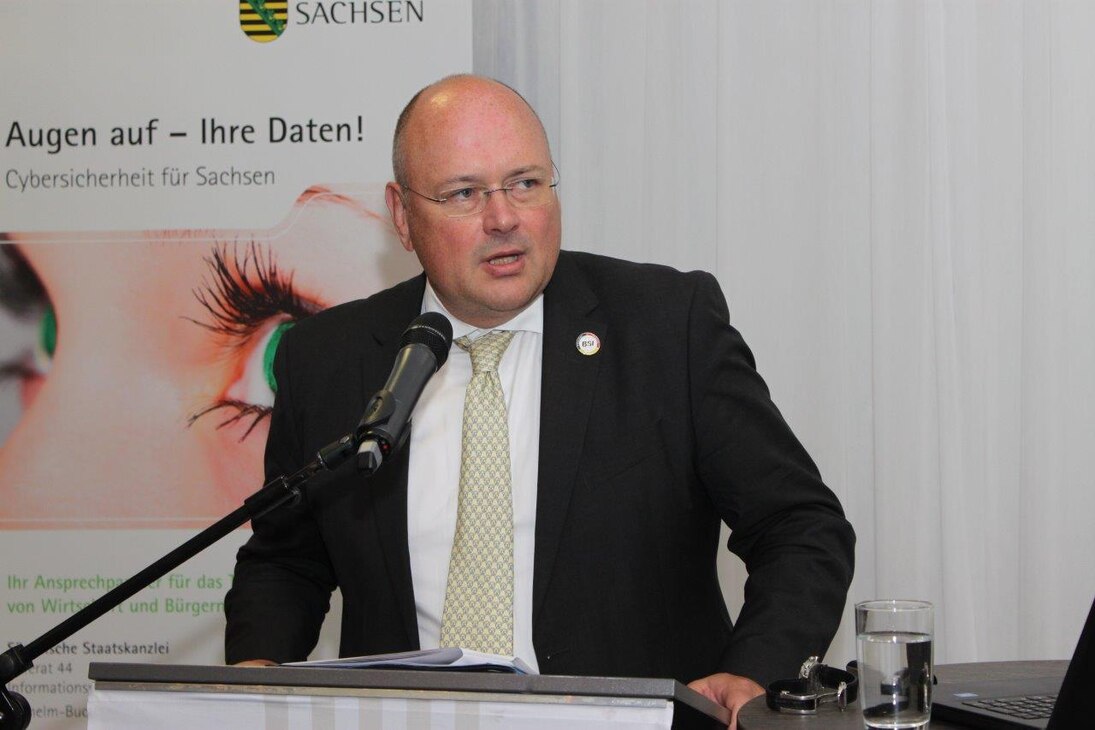 Das Bild zeigt Arne Schönbohm, Präsident des Bundesamtes für Sicherheit in der Informationstechnik, bei seiner Rede.