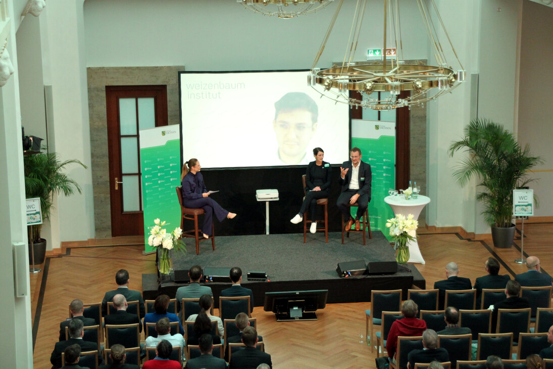 Spannende Diskussionen auf dem Podium