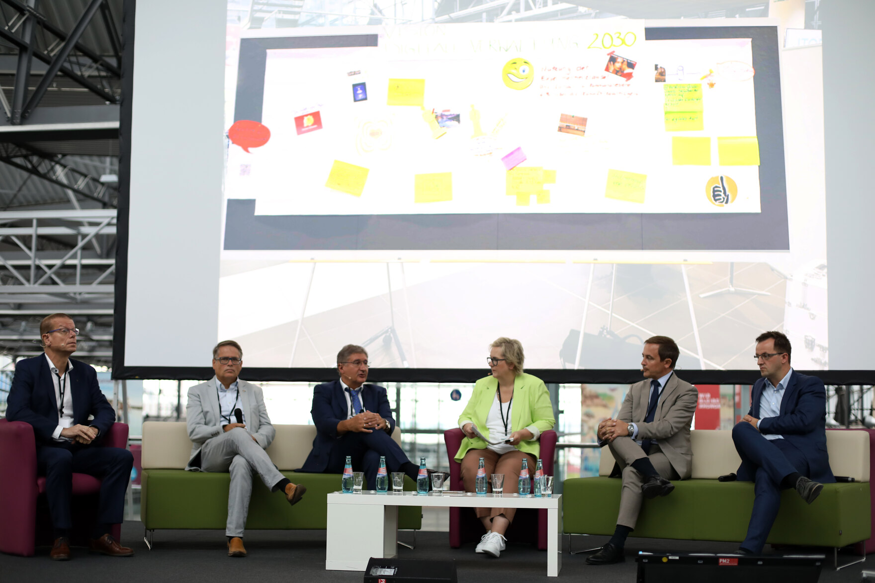 Das Bild zeigt die Teilnehmerinnen und teilnehmer der Podiumsdiskussion bei 10. IT-Und Organisationsforum im Flughafen Dresden