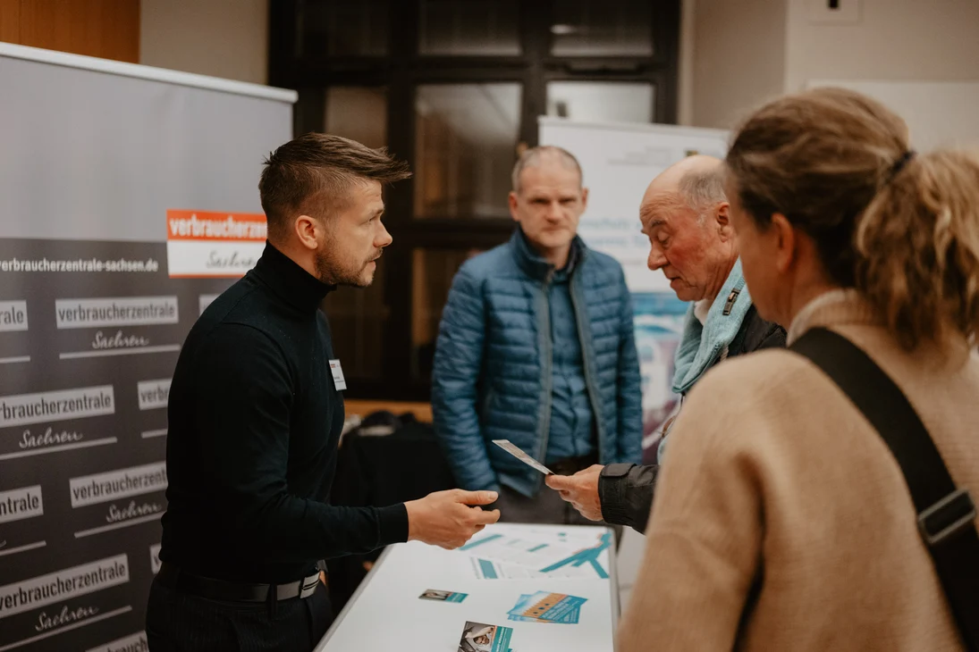 Interessierte Bürgerinnen und Bürger am Stand der Verbraucherzentrale Sachsen