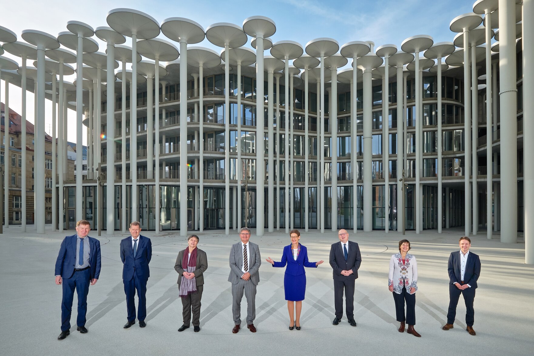 Treffen der sächsischen Staatssekretär_Innen vor dem Neubau der SAB in Leipzig