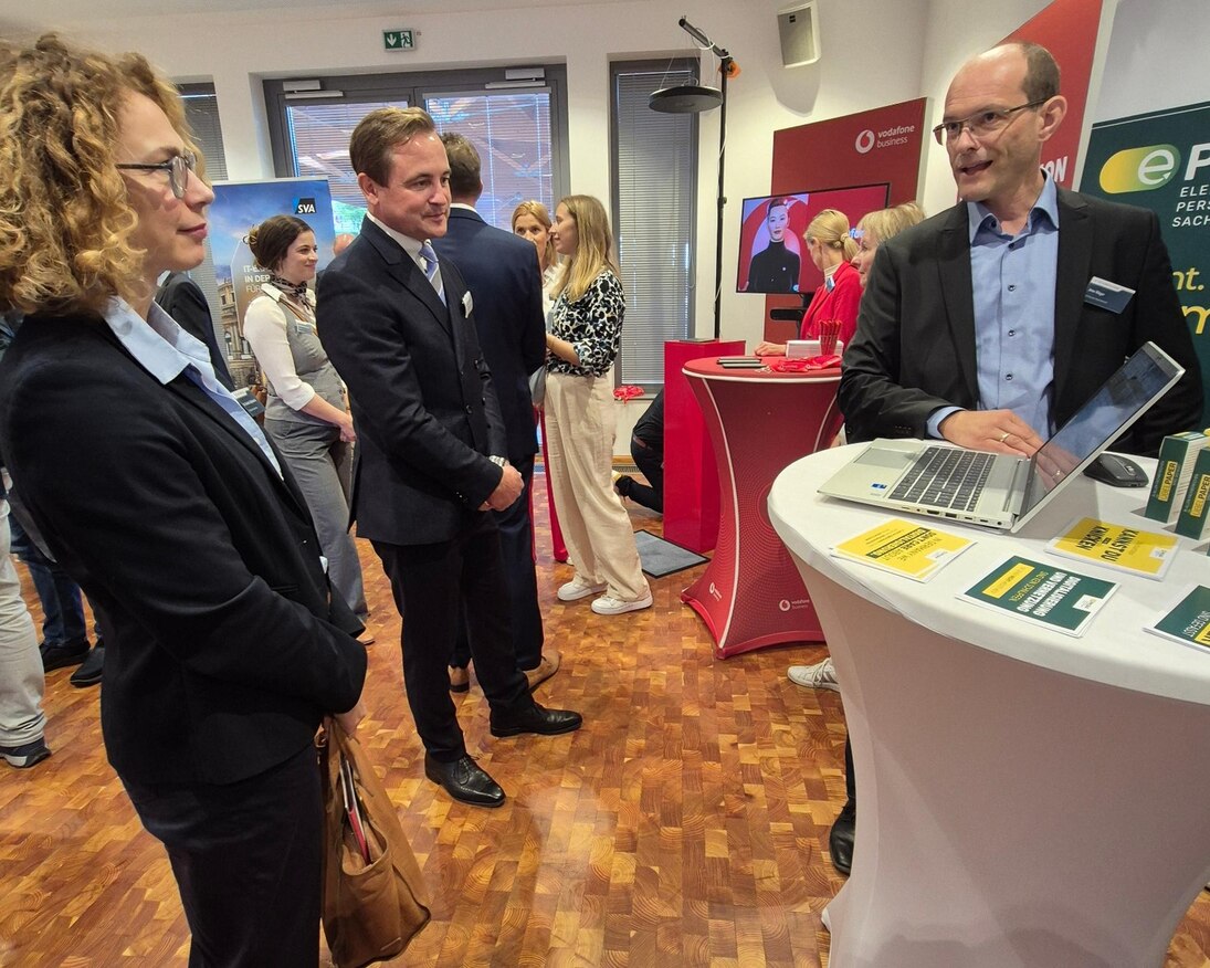 CIOin Dr. Daniela Dylakiewicz und SID Geschäftsführer Prof. Dr. Sebastian Kiebusch am Stand von ePM.SAX