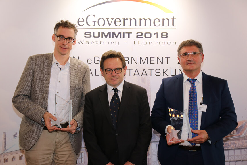 Der Gewinner des Innovation Awards 2018, Martin Hagen aus Bremen, Manfred Klein von E-Government Computing, und der E-Government-CIO des Jahres 2018 Sachsen Landes-CIO Thomas Popp. 